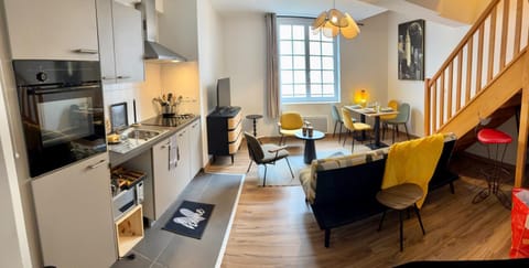 TV and multimedia, Kitchen or kitchenette, Living room, Seating area, Dining area