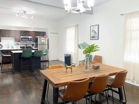 McCormick 3BR HUGE unit, Optional Parking with Ping-pong Apartment in South Loop