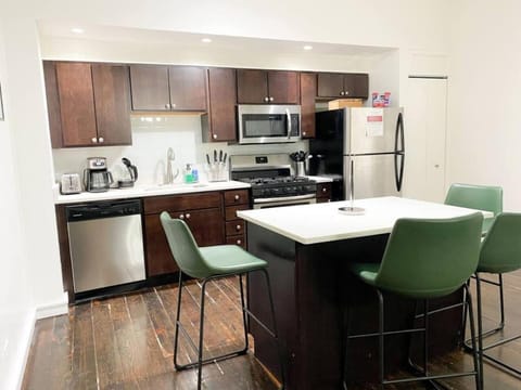 McCormick 3BR HUGE unit, Optional Parking with Ping-pong Apartment in South Loop