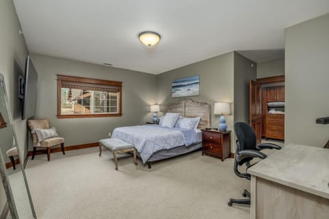 Bed, TV and multimedia, Photo of the whole room, Bedroom