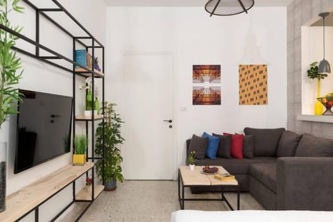 TV and multimedia, Decorative detail, Seating area, air conditioner