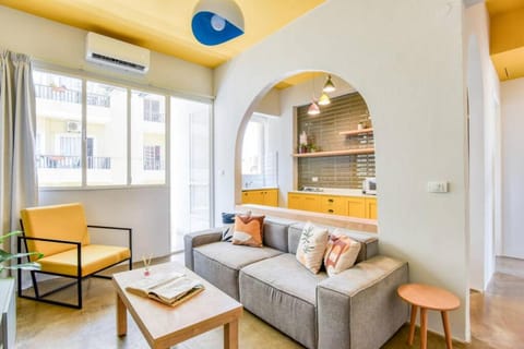 Kitchen or kitchenette, Living room, Seating area, air conditioner