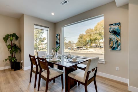 Ski Resorts and SLC Fun! Brand New Millcreek Home House in Holladay