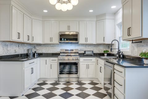 Explore Cleveland Attractions! Family-Focused Home House in Beachwood