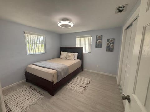 Charming 3BR Family Retreat Near Tarpon Springs House in Florida