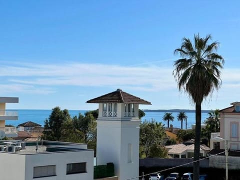 Studio classé 3 étoiles vue mer - terrasse et plage Apartment in Antibes