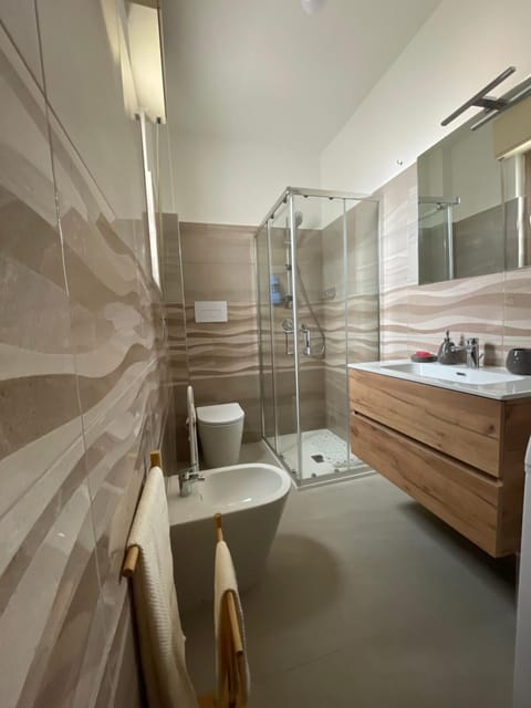 Shower, Toilet, Bathroom, towels
