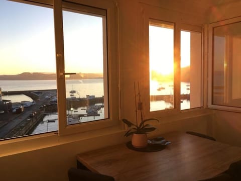 Natural landscape, View (from property/room), Dining area, Sea view, Sunrise