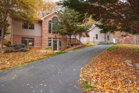 Green Mountain Song-Massanutten Mountain House in Massanutten