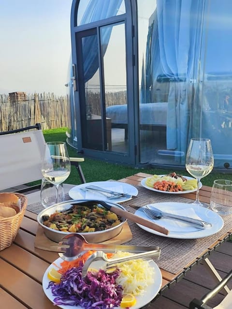 Patio, Restaurant/places to eat, Day, Balcony/Terrace, Food and drinks, Dining area, Food, Lunch, Dinner, Drinks, Alcoholic drinks