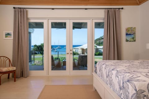 Castaways Villa- Steps from the Beach Kayaks & SUPS House in Cruz Bay