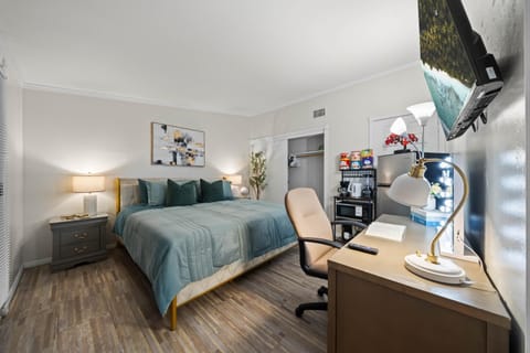 Entire Private Studio with King Bed, Bathroom, 1 Parking, Available Now House in Casa De Oro-Mount