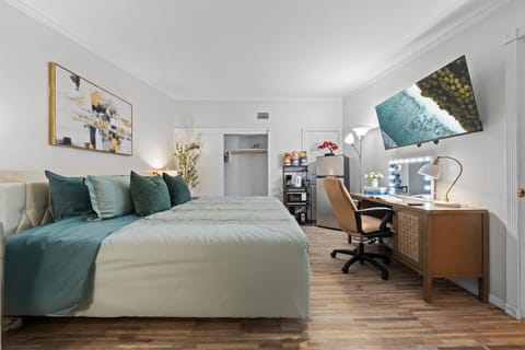 Entire Private Studio with King Bed, Bathroom, 1 Parking, Available Now House in Casa De Oro-Mount