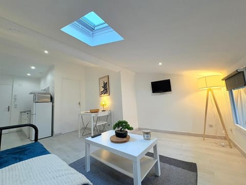 Bed, TV and multimedia, Dining area, Bedroom