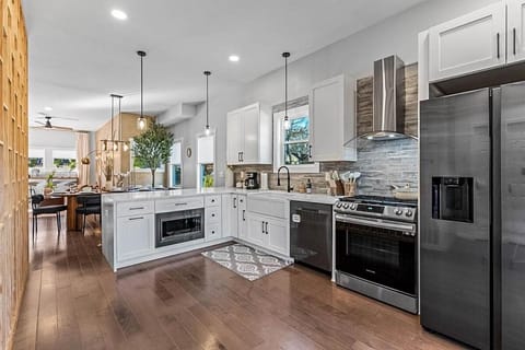 Casa Linda - Luxury Mini Mansion with Hot Tub, Theater, & Bar House in Atlanta