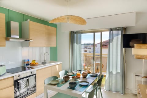 TV and multimedia, Coffee/tea facilities, Kitchen or kitchenette, Food and drinks, Dining area, Breakfast, dishwasher, internet, microwave, oven, storage, stove, toaster, air conditioner