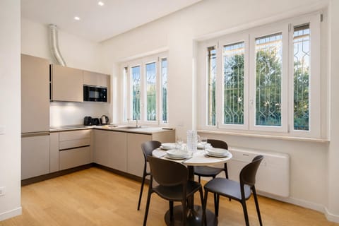 TV and multimedia, Kitchen or kitchenette, Dining area, minibar, oven, pet friendly, stove