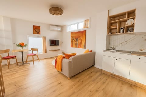 TV and multimedia, Kitchen or kitchenette, Living room, Seating area, Dining area, oven