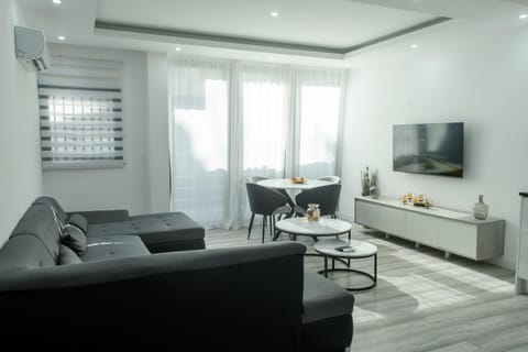 Property building, Restaurant/places to eat, Living room, Diving