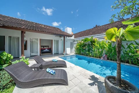 Property building, Patio, Day, Garden, Garden view, Pool view, Swimming pool, sunbed