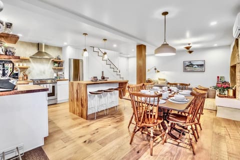 Coffee/tea facilities, Decorative detail, Dining area, dishwasher, microwave, stove, toaster, kitchen