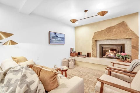 TV and multimedia, Living room, Decorative detail, Seating area, fireplace