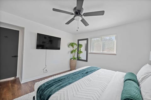 Luxury 5BR Cincinnati, Sleeps 12, Crib, Home Gym, Fenced Backyard Villa in Cincinnati