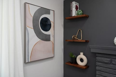 Luxury 5BR Cincinnati, Sleeps 12, Crib, Home Gym, Fenced Backyard Villa in Cincinnati