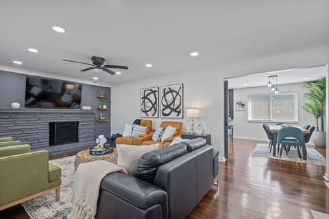 Luxury 5BR Cincinnati, Sleeps 12, Crib, Home Gym, Fenced Backyard Villa in Cincinnati