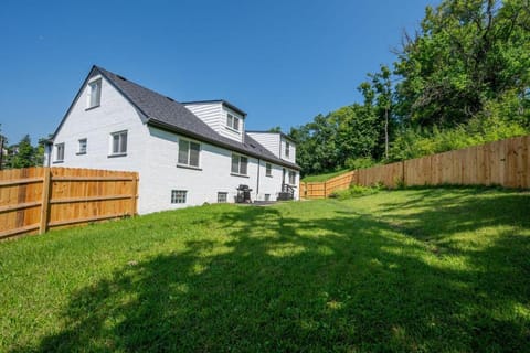 Luxury 5BR Cincinnati, Sleeps 12, Crib, Home Gym, Fenced Backyard Villa in Cincinnati