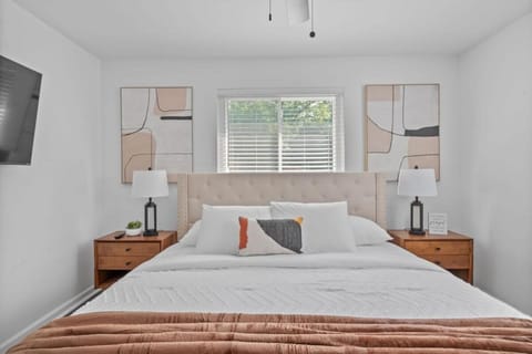 Luxury 5BR Cincinnati, Sleeps 12, Crib, Home Gym, Fenced Backyard Villa in Cincinnati