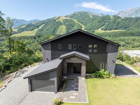 Property building, Day, Natural landscape, Summer, Mountain view