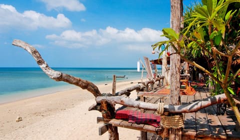 Patio, Restaurant/places to eat, Restaurant/places to eat, Day, Neighbourhood, Natural landscape, Balcony/Terrace, Banquet/Function facilities, Beach, Beach, Communal kitchen, On site