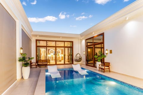Dining area, Swimming pool, sunbed