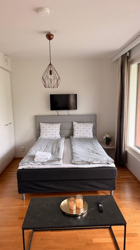 Bed, TV and multimedia, Photo of the whole room, Bedroom, towels, wardrobe