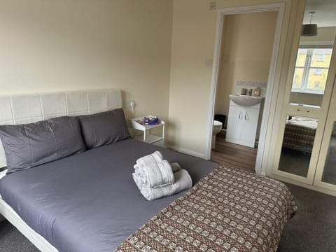 Bed, Bathroom, Photo of the whole room, Bedroom, towels