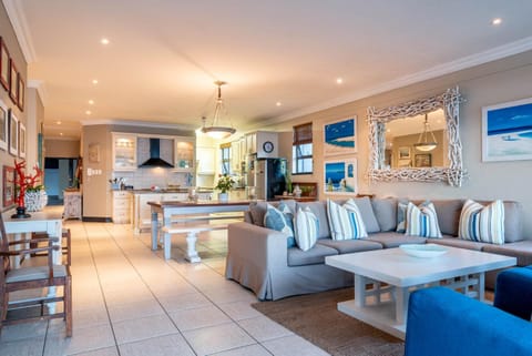 Coffee/tea facilities, Kitchen or kitchenette, Living room, Dining area