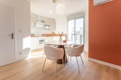 Property building, Seating area, Dining area, oven, stove