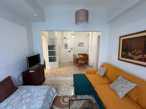 Communal lounge/ TV room, Bed, Living room, Photo of the whole room, Seating area