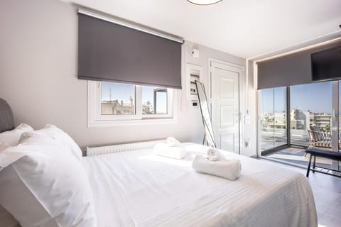 Bed, TV and multimedia, View (from property/room), Photo of the whole room, Bedroom, City view