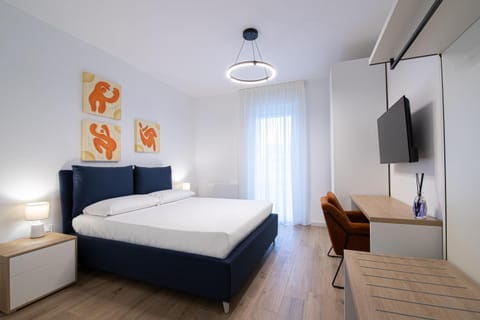 Bed, TV and multimedia, Photo of the whole room, Bedroom