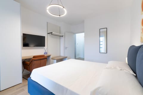 Bed, TV and multimedia, Photo of the whole room, Bedroom, wardrobe