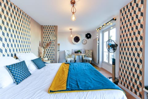 Bed, Living room, Photo of the whole room, Seating area, Bedroom
