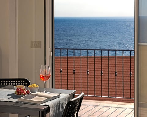Day, Natural landscape, View (from property/room), Balcony/Terrace, Food and drinks, Dining area, Sea view, Drinks