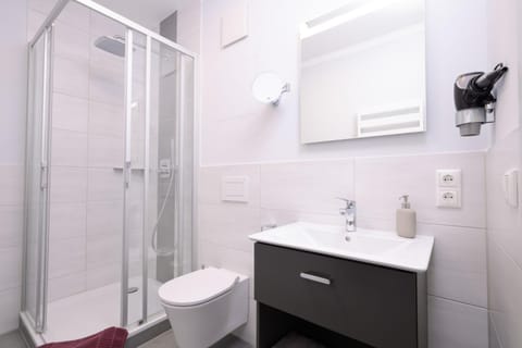 Shower, Toilet, Bathroom, towels