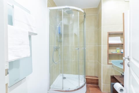 Shower, Toilet, Bathroom, towels