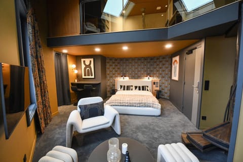 Communal lounge/ TV room, Bed, TV and multimedia, Living room, Photo of the whole room, Seating area, Bedroom, towels