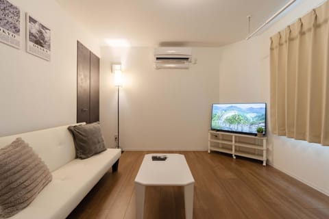 Communal lounge/ TV room, TV and multimedia, Living room, Photo of the whole room, air conditioner