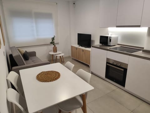 TV and multimedia, Kitchen or kitchenette, Seating area, Dining area, oven, stove