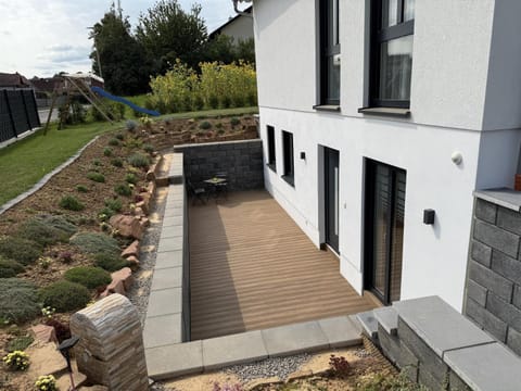Property building, Garden, Balcony/Terrace, Balcony/Terrace